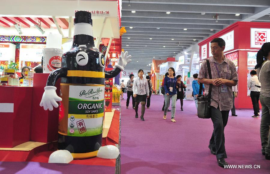 Photo taken on Nov. 1, 2013 shows foreign purchasers select products at the 114th China Import and Export Fair, or the Canton Fair, in Guangzhou, capital of south China&apos;s Guangdong Province. The autumn session of the Canton Fair wrapped up on Monday, showed a drop in both transaction volume and fair attendance.