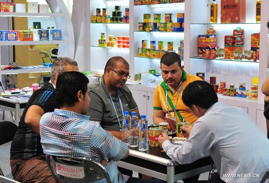 Photo taken on Nov. 1, 2013 shows foreign purchasers select products at the 114th China Import and Export Fair, or the Canton Fair, in Guangzhou, capital of south China&apos;s Guangdong Province. The autumn session of the Canton Fair wrapped up on Monday, showed a drop in both transaction volume and fair attendance.