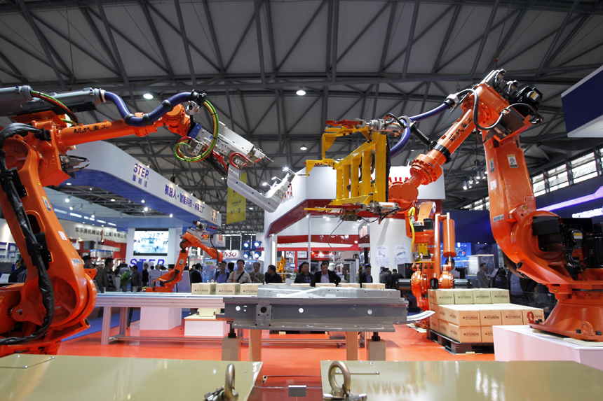 The 15th China International Industry Fair runs from November 5 to 9 at the Shanghai New International Expo Centre. The fair&apos;s exhibition area occupies about 160,000 square meters, attracting 1,979 exhibitors from 25 countries and regions. [Photo/Xinhua]