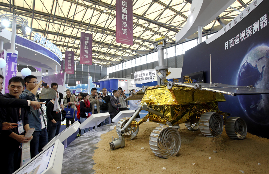 The 15th China International Industry Fair runs from November 5 to 9 at the Shanghai New International Expo Centre. The fair&apos;s exhibition area occupies about 160,000 square meters, attracting 1,979 exhibitors from 25 countries and regions. [Photo/Xinhua]