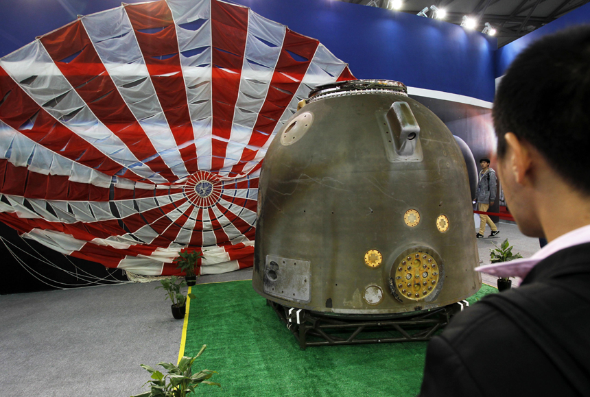 The 15th China International Industry Fair runs from November 5 to 9 at the Shanghai New International Expo Centre. The fair&apos;s exhibition area occupies about 160,000 square meters, attracting 1,979 exhibitors from 25 countries and regions. [Photo/Xinhua]