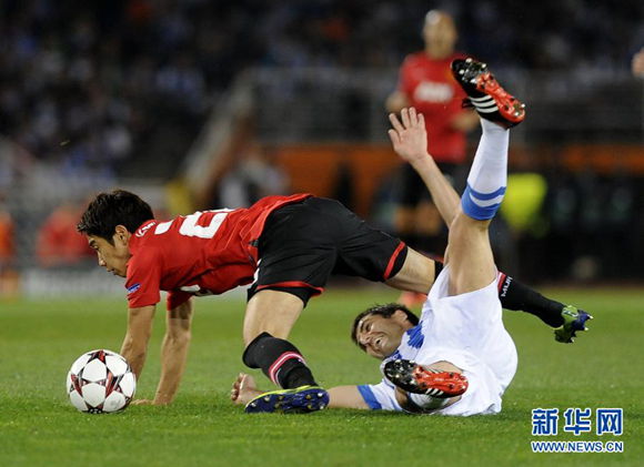  Kagawa of Manchester United tackled by defender.