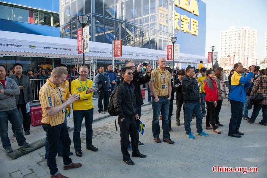 IKEA staff as well as anxious customers await the launching ceremony of IKEA Xihongmen store on Thursday morning. Swedish home furnishing chain IKEA opens its second store in Beijing, the 14th in China, on Thursday, accelerating the retail expansion in China. [Photo / Chen Boyuan / China.org.cn]