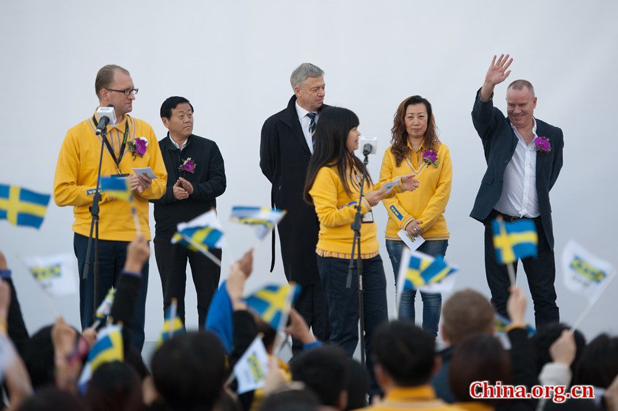 IKEA Xihongmen store manager Claes Fredrik Johansson (L1), Minister Counsellor at the Swedish Embassy in Beijing Anders Wollter (L3)among other distinguished guests appeare at the launching ceremony of IKEA Xihongmen store on Thursday morning. [Photo / Chen Boyuan / China.org.cn]