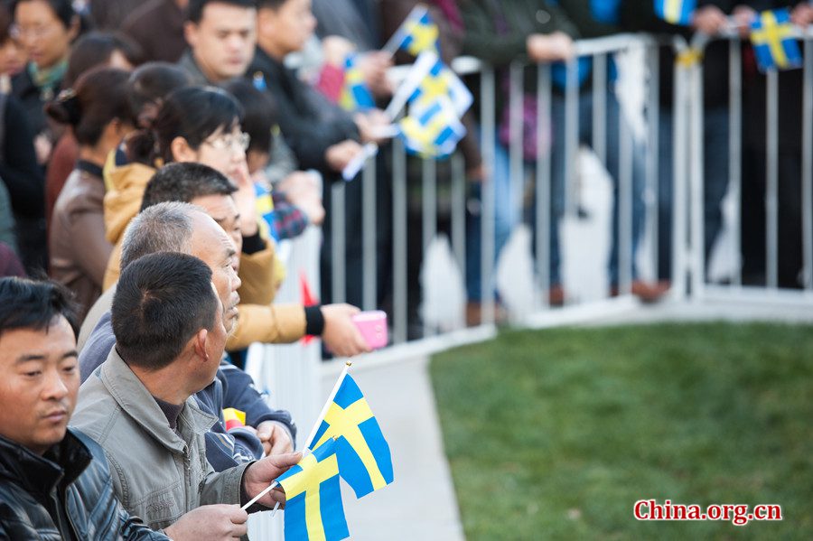 Customers holding Swedish national flag line up outside IKEA&apos;s second store in Beijing, waiting for it to open on Thursday morning. [Photo / Chen Boyuan / China.org.cn]