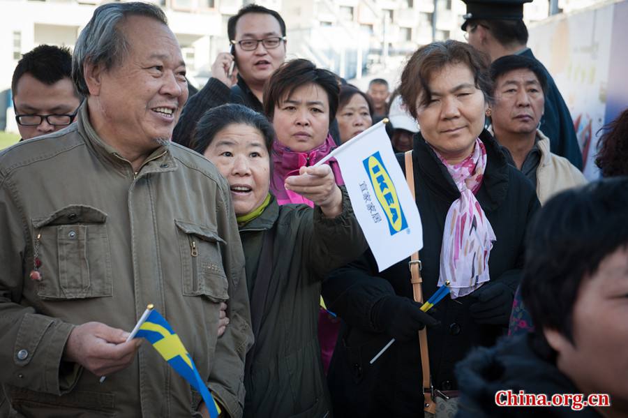 Customers holding Swedish national flag line up outside IKEA&apos;s second store in Beijing, waiting for it to open on Thursday morning. [Photo / Chen Boyuan / China.org.cn]