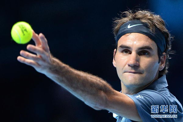  Roger Federer keeps his hopes alive at the ATP World Tour Finals with a 6-4, 6-3 win.