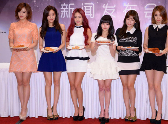 The famous South Korean girl group T-ara pose for photos at a press conference in Beijing, November 8, 2013. Their debut concert in China will be held in Beijing, November 9, 2013. [Zhang Rui / China.org.cn]