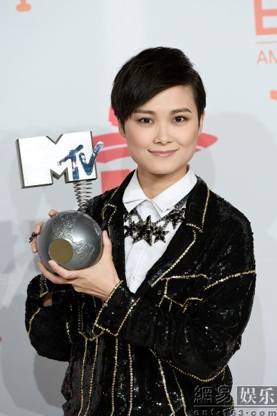Chinese pop singer, songwriter and actress Chris Lee (Li Yuchun) wins the award for Best Worldwide Act at the 2013 MTV European Music Awards on Nov. 10. [Photo:163.com]