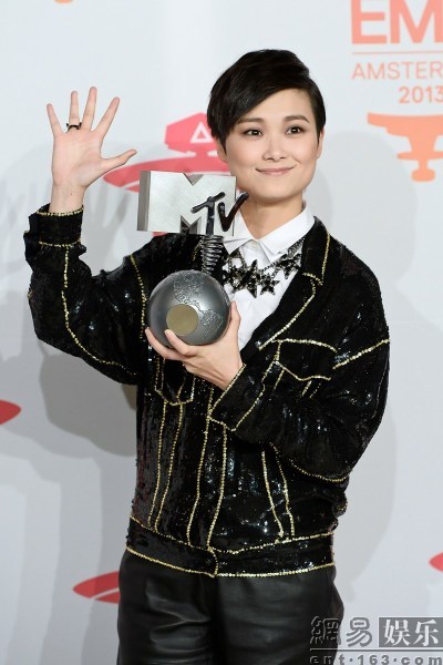 Chinese pop singer, songwriter and actress Chris Lee (Li Yuchun) wins the award for Best Worldwide Act at the 2013 MTV European Music Awards on Nov. 10. [Photo:163.com]