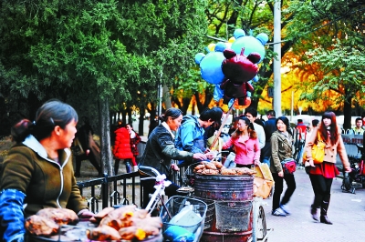 钓鱼台国宾馆外的小商贩扎堆抢商机