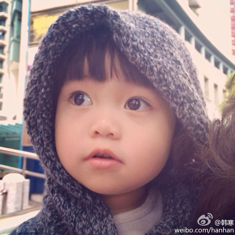 今天上午,韩寒在微博上曝光了一组女儿的近照,照片中的女孩眼睛大大的