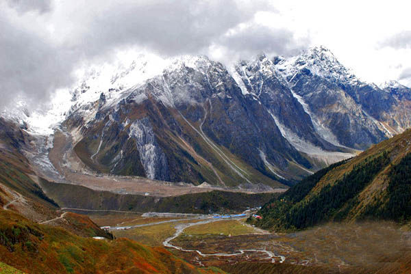 Medog County in  Nyingchi Prefecture in southeastern Tibet is the last county in China to gain road access to the outside world. [File photo]