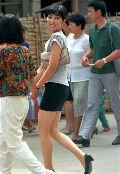 File photo taken in September of 1991 shows a girl wearing mini skirt walking on a street in Dalian City, Northeast China's Liaoning province. [Photo/Xinhua] 
