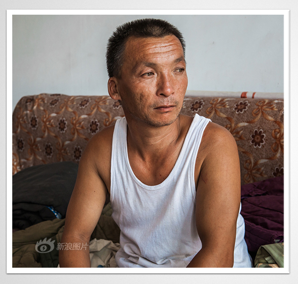 41-year-old Da Liu (Big Liu) lives with his mother. His home is a one-storey house with five rooms and a courtyard. Yellow mud and hay are pasted on the walls. Liu is the youngest of five. All his brothers and sisters are married. The betrothal gifts for the sisters, given to them by their husbands-to-be, were passed on to his brothers for marrying their wives in turn. Unfortunately, by the time it's Liu's turn, the money had run out. [Sina photo]