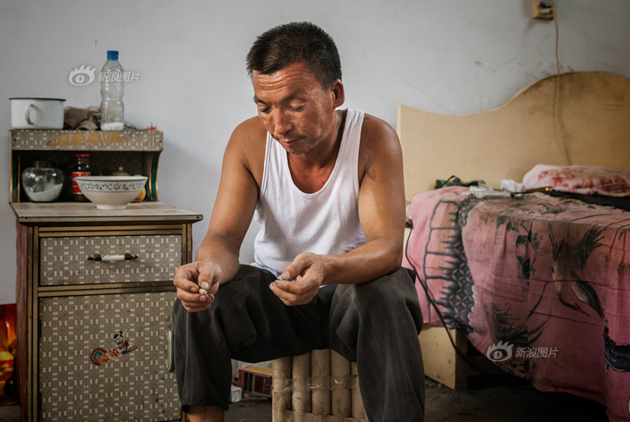 Liu suffered paralysis of the lower limbs after an accident in 1998, when he worked in the county town. He was only 26. After two years of treatment, he had recovered but had missed out on life's best time to get married. Moreover, his family spent 20,000 yuan (US$ 3,300) on his treatment and could no longer afford his potential wedding costs. Liu thinks it's his fate to remain single for life. [Sina photo]