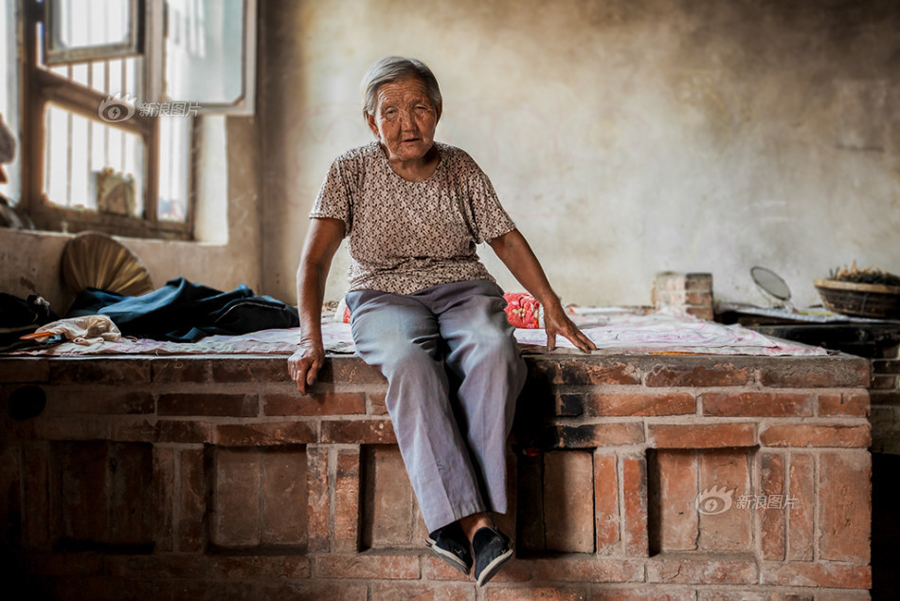 Liu's mother takes care of his daily life. Her biggest wish is to find her son a wife. Yet there is nothing she can do about this sad fact. [Sina photo] 