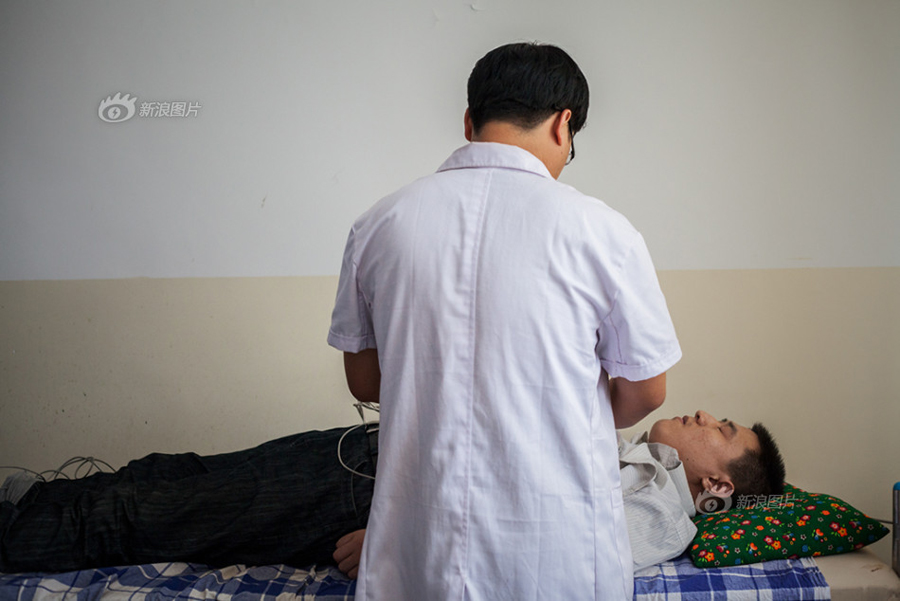 Zhong is very cooperative during the examination. His doctor recalls how he was very irritable and almost got into a fight with his father on his first visit to the hospital. Now, after more than one year of taking the right medication, he behaves like a 'normal' person. [Sina photo] 