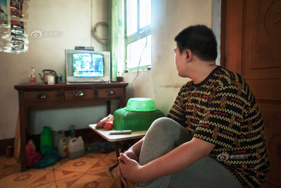 Watching TV is a major activity in Zhong's daily life. He likes watching the history and legal channels. Ever since he got sick, Zhong's world has been restricted to the 17-inch screen. [Sina photo] 