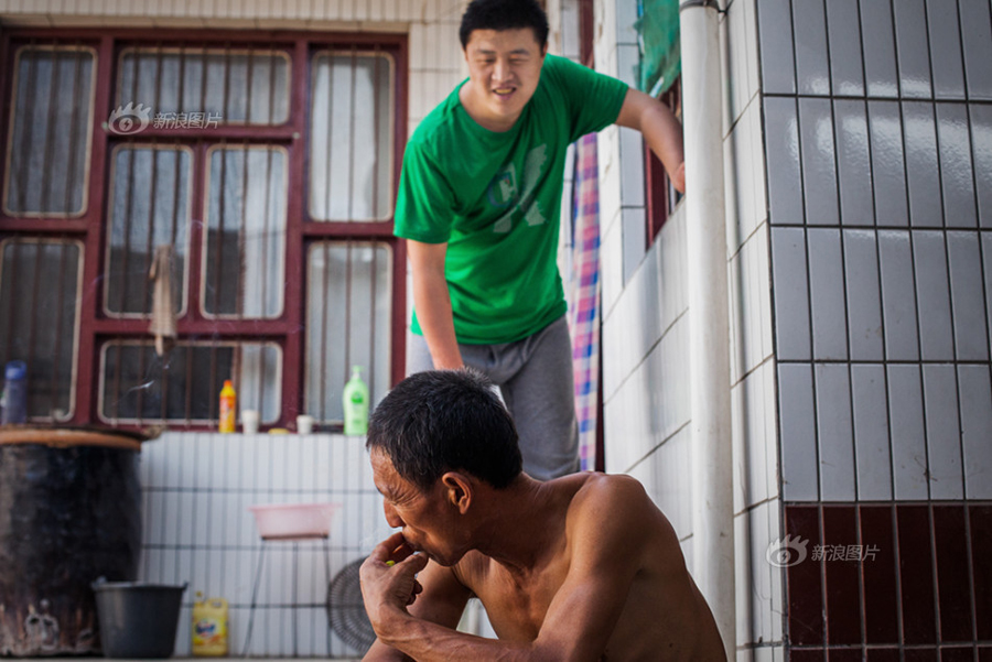 Zhong's father is a poor talker. At the slightest mention of his son, he shakes his head and sighs. In spite of his despair he does try his best to meet Zhong's needs. Zhong says that he likes to smoke when he is upset. Only when he asks his father for cigarettes, does he smile at him. [Sina photo] 