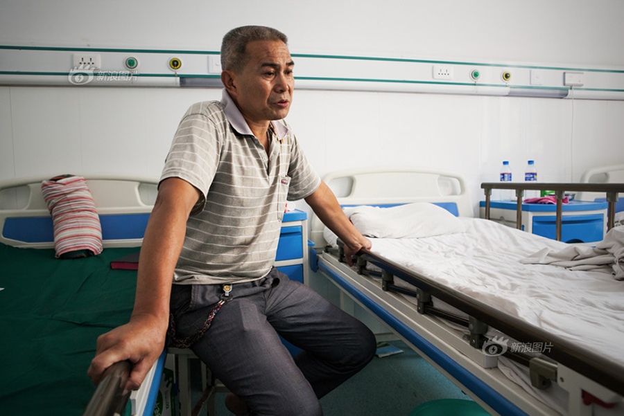 Zhao's father is taking care of his wife in the hospital. They never could have imagined just how their peaceful existence would one day be so devastatingly disturbed by Zhao's marriage. [Sina photo] 