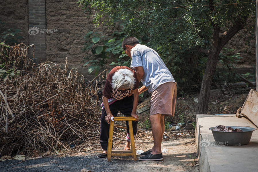 Haicheng now lives with his 76-year-old mother. His sisters seldom come to visit or help him to take care of their mother. His slightly deaf mother broke both her legs two years ago. She only calls on Haicheng when she needs his help. Haicheng speaks very few words to his mother, too. [Sina photo] 