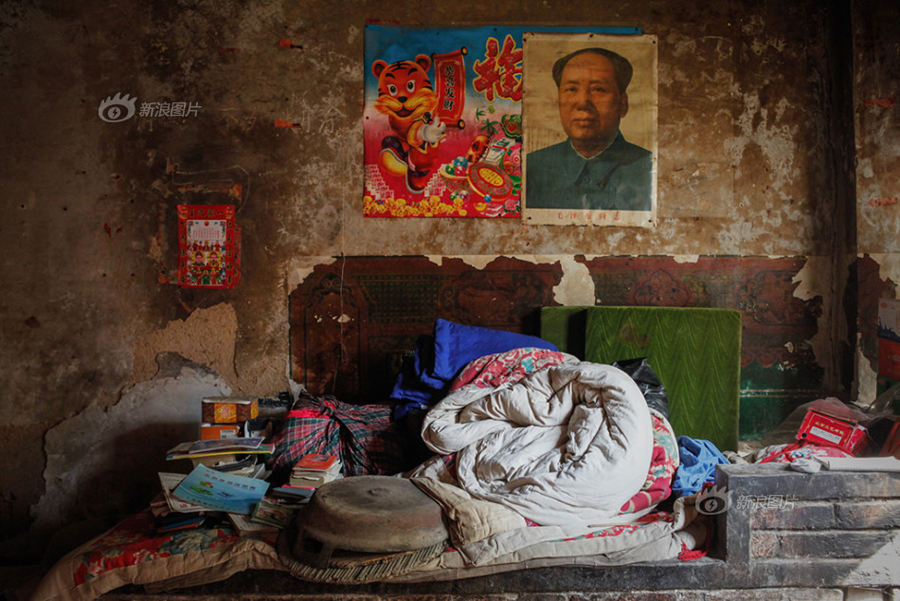 There are two rooms in Haicheng's house. This messy and moist storeroom was once his marital bedroom. Haicheng and his mother use another 20-square-meters room. [Sina photo]