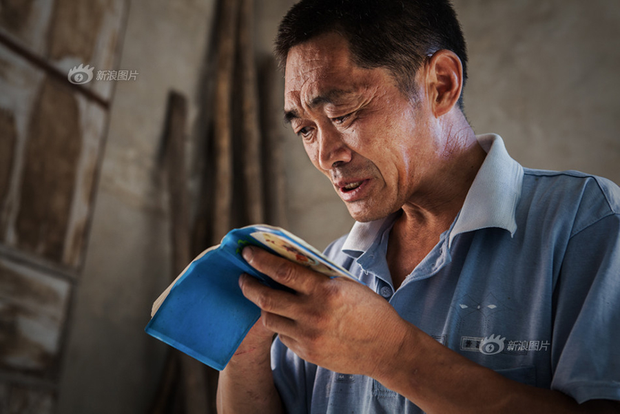 He feels very sad when faced with the old diaries and always feels the urge to burn them. To this day, he no longer has any expectations of marriage, but does still seek love. He uses online chats to find friends and gets comforts from communicating with them. [Sina photo] 