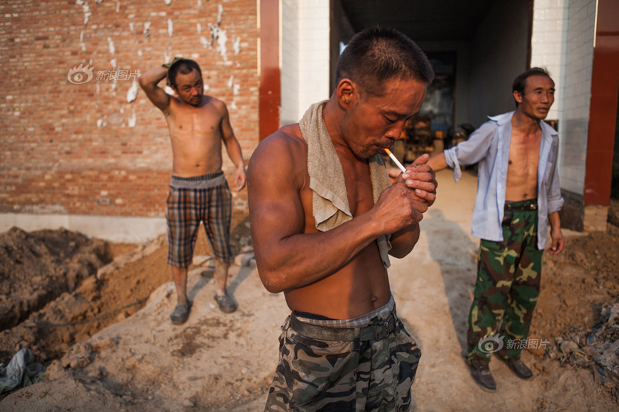 Heiwa cannot leave the area to seek employment elsewhere due to his father's mental problems. He makes money by repairing houses. He can earn 100 yuan per day, plus meals, by working from 6 a.m. to 7 p.m. The long hours of physical labor have made him strong and muscular. [Sina photo] 