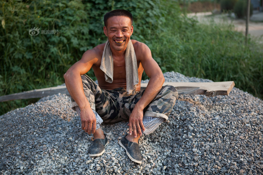 Heiwa is a shy person. He likes to smile instead of talking. His sound work mentality has made him popular with his colleagues in the trade. He tells the reporter that people have never ever introduced girls to him before. And he guesses they will never so in the future. [Sina photo] 