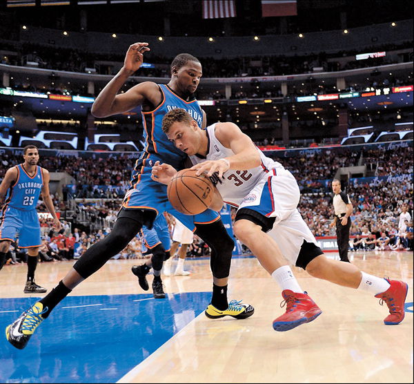 Blake Griffin of the Los Angeles Clippers (right) drives to the basket against Kevin Durant of the Oklahoma City Thunder in Los Angeles, California, yesterday