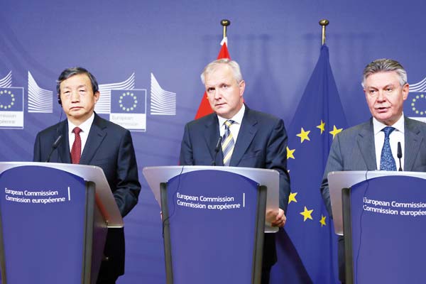 Chinese Vice-Premier Ma Kai (left), Vice-President of the European Commission in charge of Economic and Monetary Affairs Olli Rehn (center), and European Commissioner for Trade, Karel De Gucht, during a news conference at the European Commission headquarters in Brussels, Belgium, on Oct 24. [China Daily]