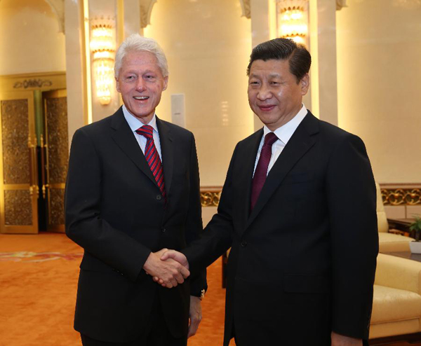 Chinese President Xi Jinping (R) meets with former U.S. President Bill Clinton at the Great Hall of the People in Beijing, capital of China, Nov. 18, 2013. [Xinhua]