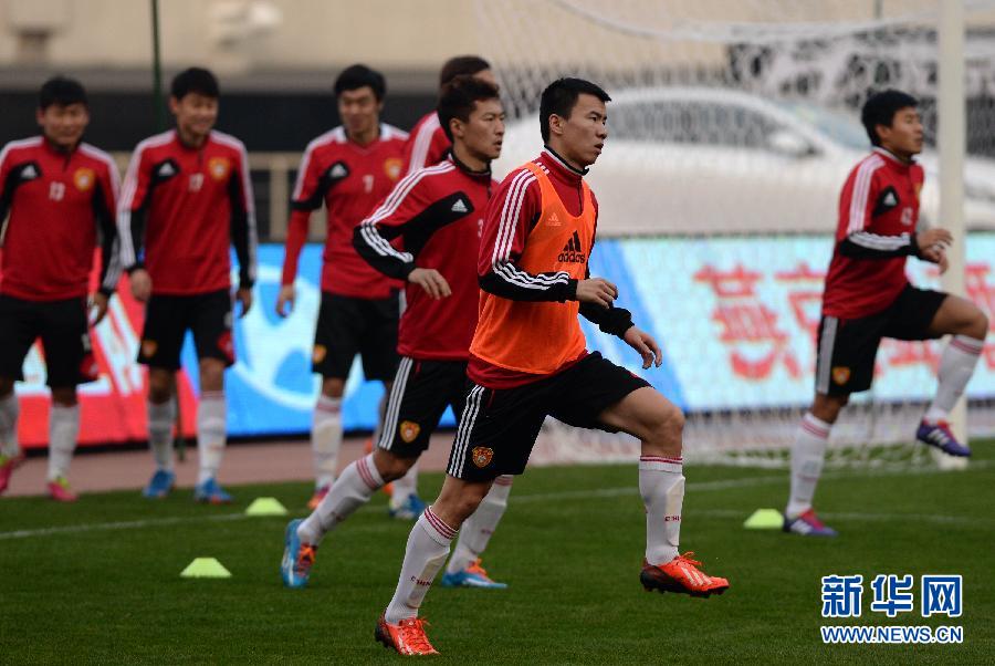 Players of China train ahead of 2015 Asian Cup qualifier against Saudi Arabia.