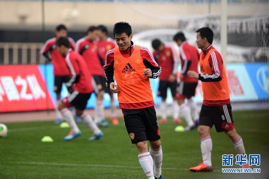 Players of China train ahead of 2015 Asian Cup qualifier against Saudi Arabia.