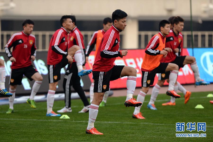 Players of China train ahead of 2015 Asian Cup qualifier against Saudi Arabia.