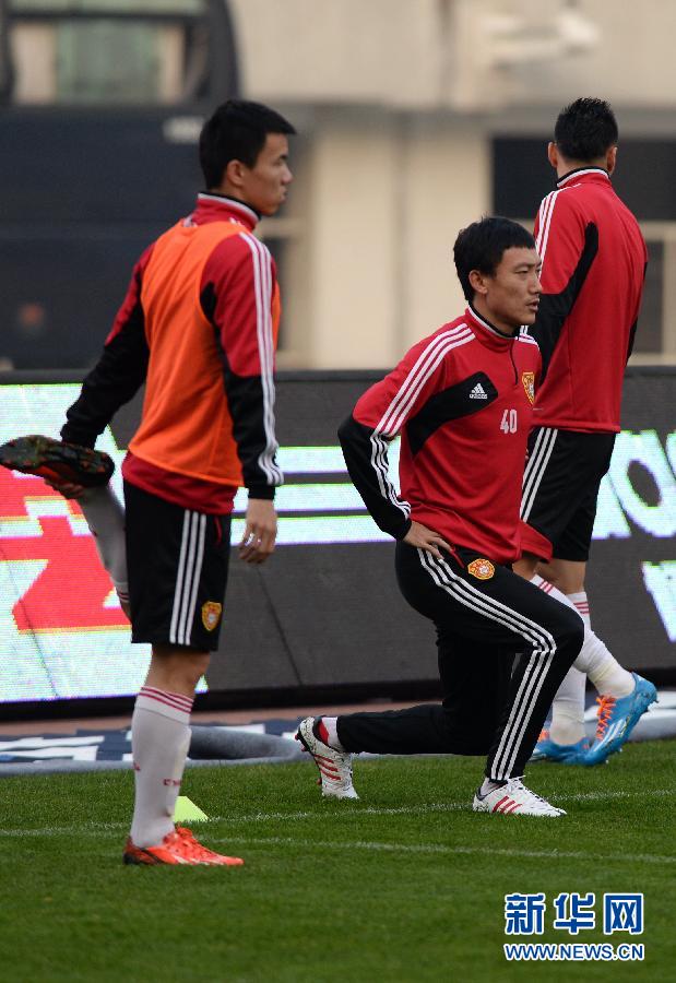 Players of China train ahead of 2015 Asian Cup qualifier against Saudi Arabia.