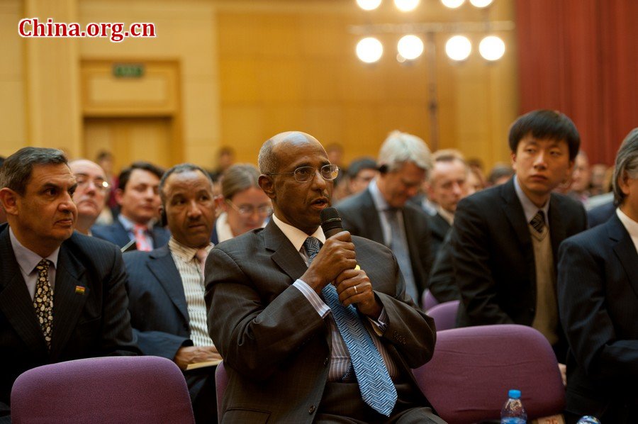 A diplomat from Ethiopia asks whether the latest Third Plenary Session mentioned how China plans to continue its South-South cooperation with Ethiopia and other African countries at an IDCPC thematic briefing in Tuesday in Beijing. [Photo / Chen Boyuan / China.org.cn]