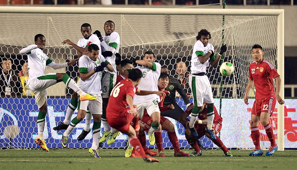  China midfielder Huang Bowen fires a free-kick during the Asian Cup qualifier against SaudiArabia in Xi'an, capital of northwest China's Shaanxi Province, yesterday.