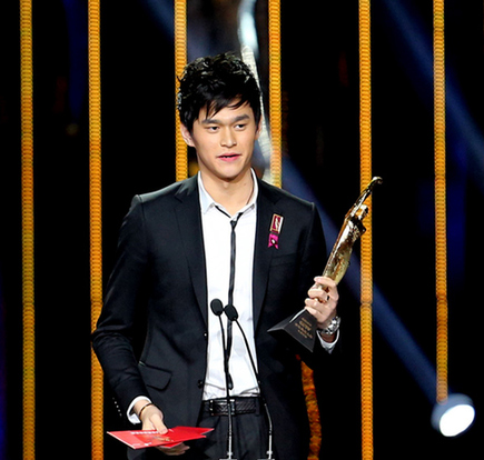 Sun Yang wins the Best Athlete Awards at the 2012 CCTV Sports Personality Awarding Ceremony in Beijing on Jan 19, 2013 file photo. [Photo/Xinhua]