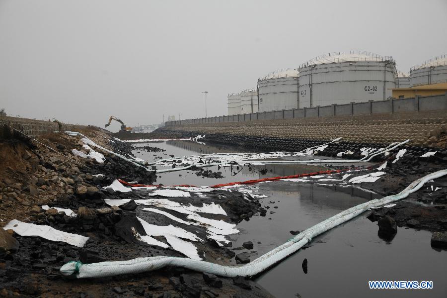 The Qingdao local authorities start oil spill cleanup after a pipeline blast on Friday. The death toll in the explosions has risen up to 48 on Saturday while China’s largest oil refiner apologized for the accident that also left 136 others injured and sent 18,000 residents fleeing from their homes. [Photo / Xinhua]