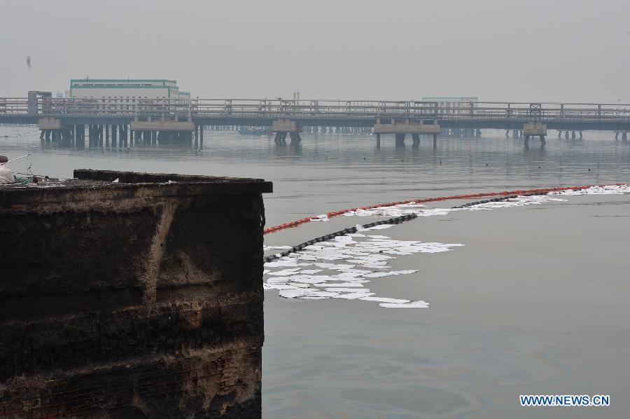 The Qingdao local authorities start oil spill cleanup after a pipeline blast on Friday. The death toll in the explosions has risen up to 48 on Saturday while China’s largest oil refiner apologized for the accident that also left 136 others injured and sent 18,000 residents fleeing from their homes. [Photo / Xinhua]