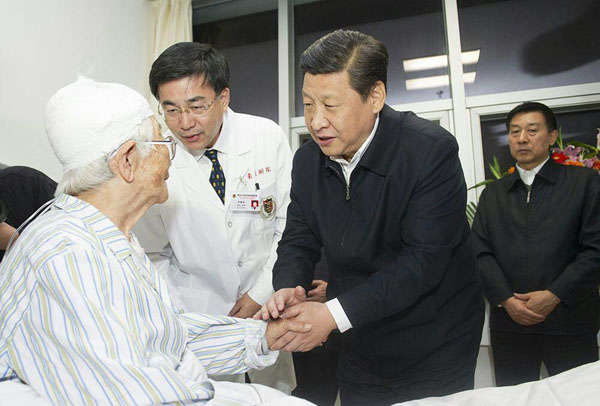 Chinese President Xi Jinping visits a survivor from Friday's oil pipeline blast at the affiliated hospital of Qingdao University in Huangdao district, Qingdao, East China's Shandong province, on the afternoon of Nov 24, 2013. Fifty-two people were confirmed dead in the blast.[Xinhua]