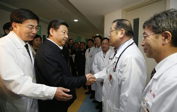 Chinese President Xi Jinping visits medical staffers at the affiliated hospital of Qingdao University in Huangdao district, where the survivors from Friday's oil pipeline blast are being treated, in Qingdao, East China's Shandong province, on the afternoon of Nov 24, 2013. [Photo/xinhuanet.com]