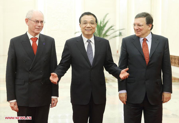 Chinese PremierLi Keqiang(C), European Council President Herman Van Rompuy (L) and European Commission President Jose Manuel Barroso co-chair the 16th China-EU Summit in Beijing, capital of China, Nov. 21, 2013. [Xinhua/Yao Dawei]