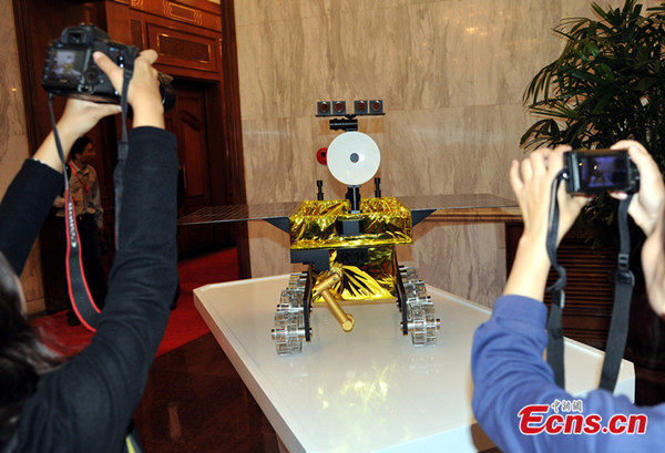 Visitors take photos of a 1: 2 scale model of Chang'e 3 moon rover on September 25, 2013.  [China News Service]