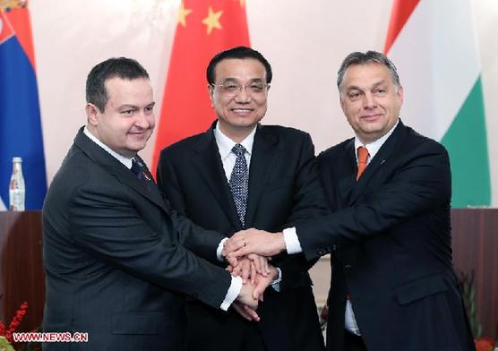 Chinese Premier Li Keqiang (C) and his Hungarian and Serbian counterparts, Viktor Orban (R) and Ivica Dacic attend a joint press conference on jointly building a railway between Hungary and Serbia, in Bucharest, Romania, Nov. 25, 2013. (Xinhua/Yao Dawei)