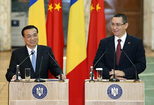 Premier Li Keqiang attends a press conference with his Romanian counterpart Victor Ponta in Bucharest, Romania, on Nov.25. [Photo/Xinhua]