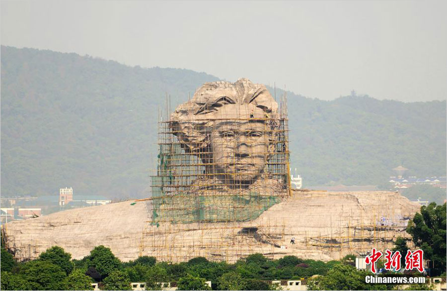 Statue Cleaned To Commemorate 120th Anniversary Of Mao S Birth China Org Cn