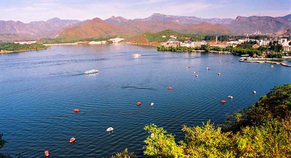 Yanqi Lake is located at the foot of the Yanshan Mountains in Beiing. [File photo]